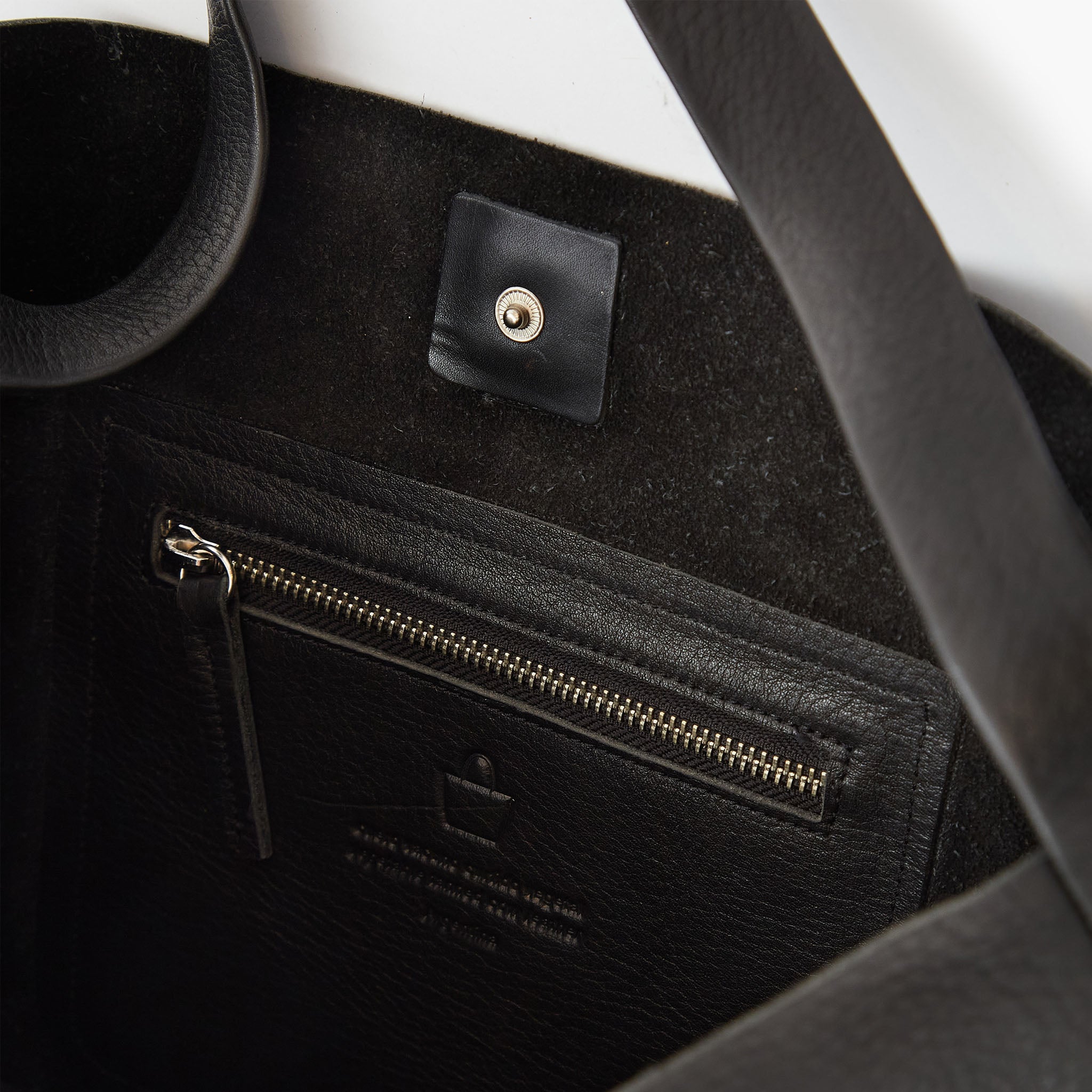close up image of bonarda bag color black interior showing zipper pouch