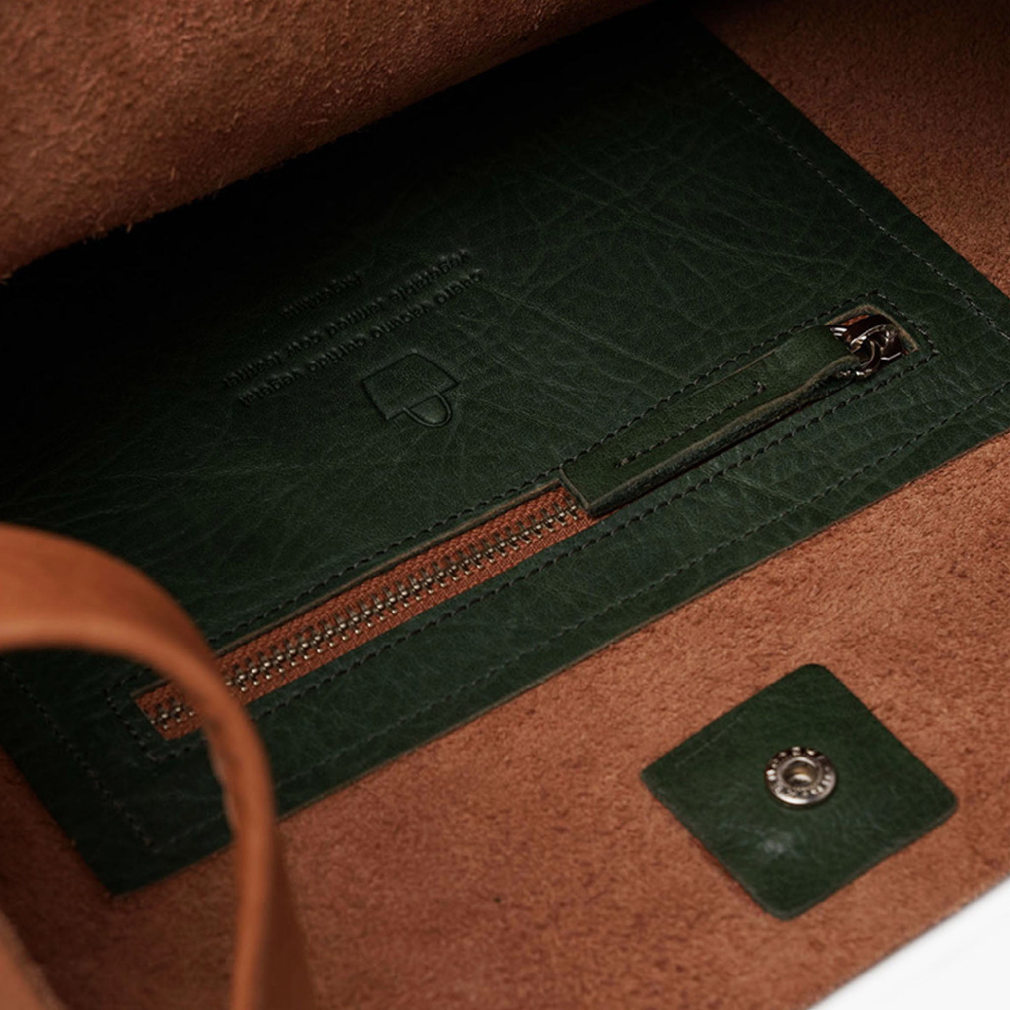 close up image of bonarda bag color saddle interior showing zipper pouch