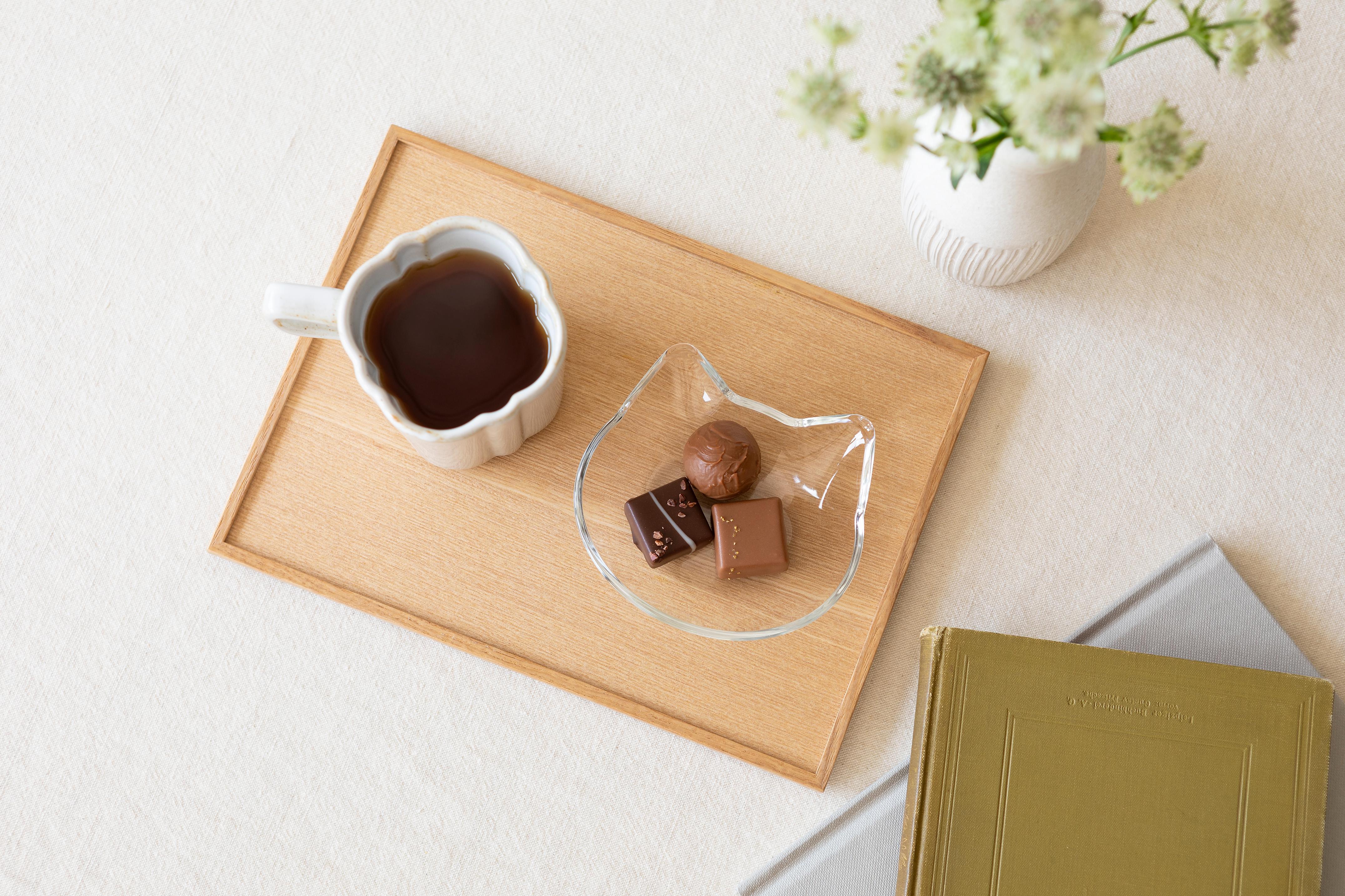 image of mini glass plate cat face shape on tray holding chocolate pieces 