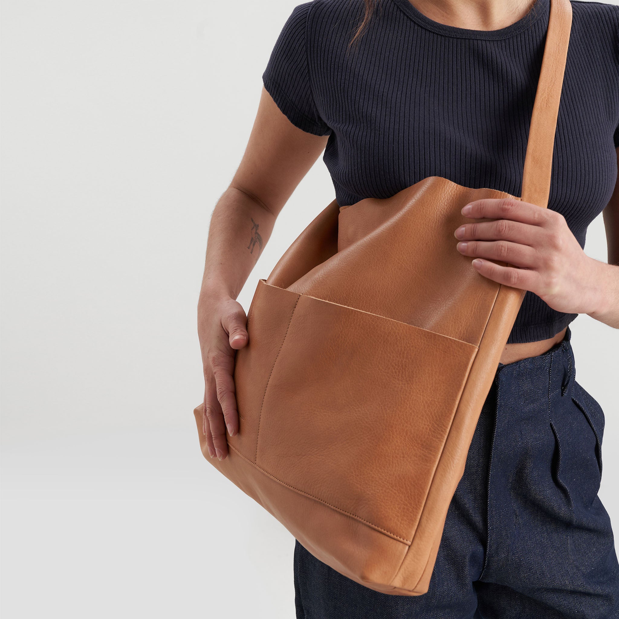 image of bonarda bag color saddle  hanging on woman's shoulder